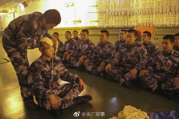 美女张开腿让男生捅