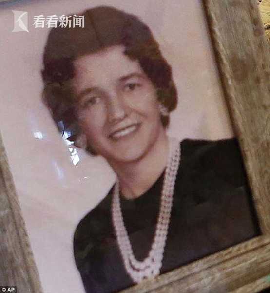 偷拍美女短裙露B