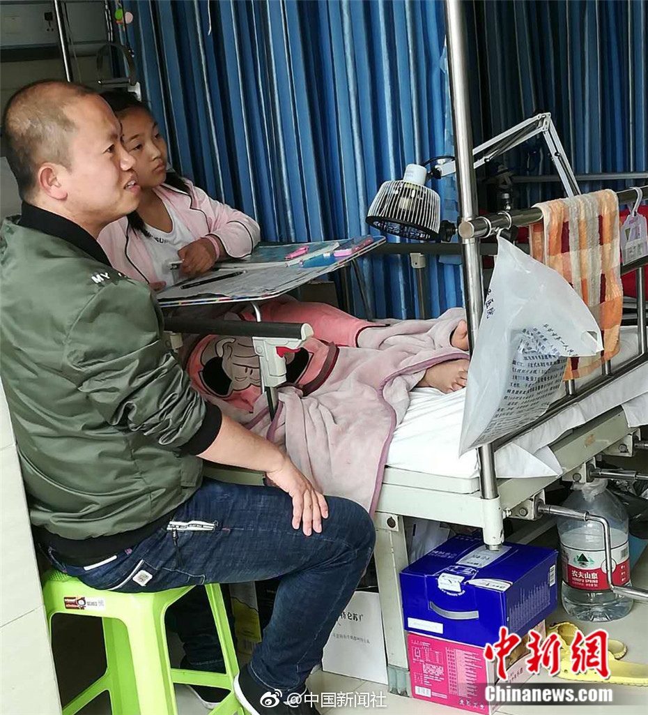 贵州毕节一老师每天去医院为学生补课获赞 最美中学教师