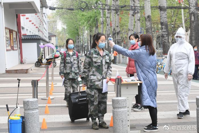 《老师脱了内裤摸爆乳动漫》