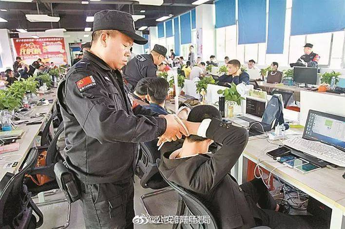 护士脱了精光让人摸秘 喂奶