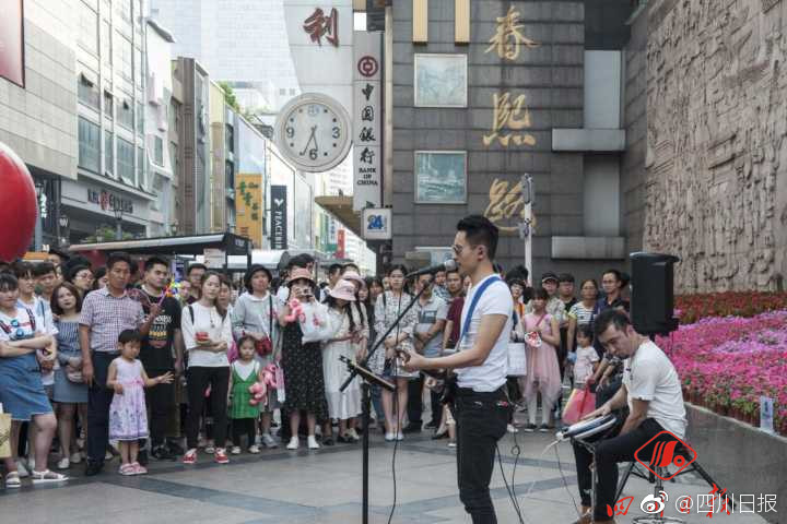 女仆扒开 跪着让客人打屁