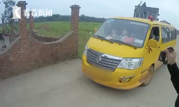 一女三黑人玩4P惨叫