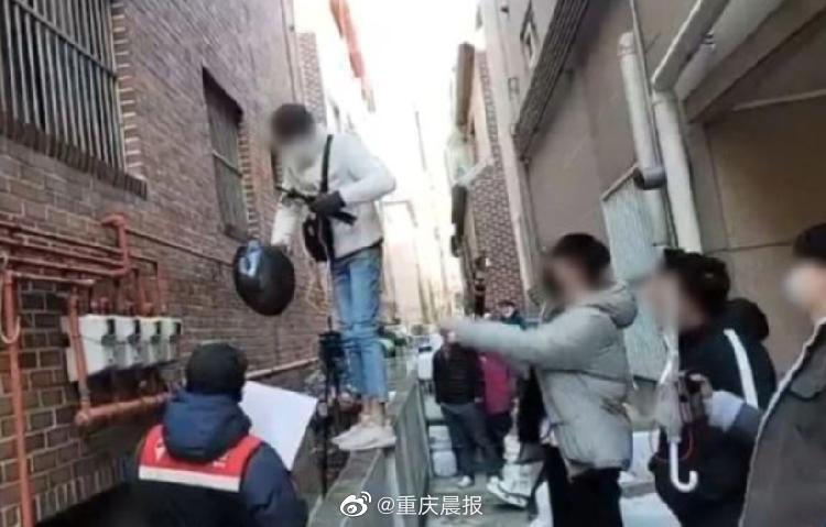 犯人口吃_张柏芝口吃香肠图片