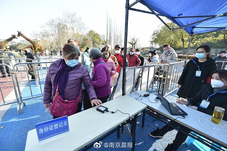 不如跳舞沙滩三个小男孩