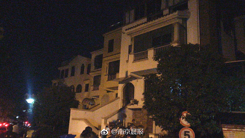 杨幂被狂 出白水