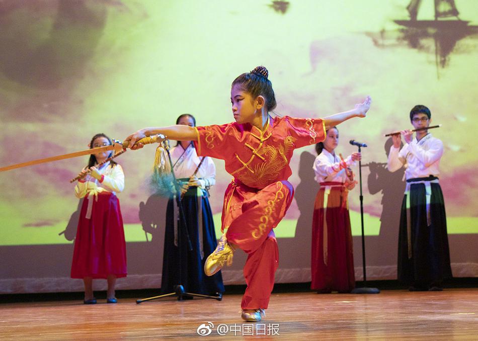 女仆扒开 让客人添
