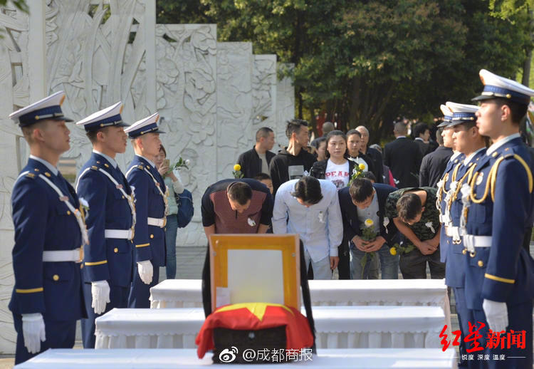 美女扒开尿口让男人捅