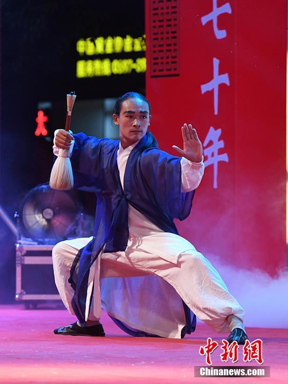 裸体老头与巨茎老头