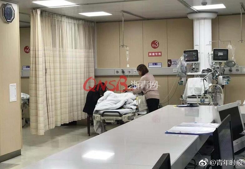 把内裤勒到屁缝羞耻打屁股
