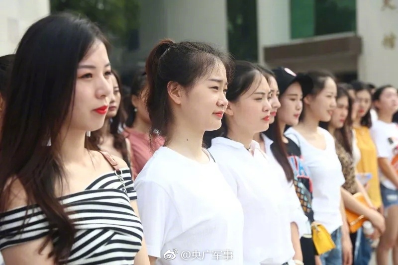 美女摸特裸体电影在线观看