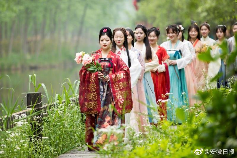 中国美女裸体洗澡被偷拍