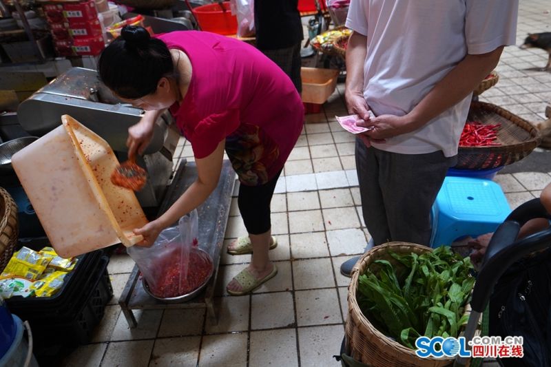 白丝少萝疯狂 喷水自慰