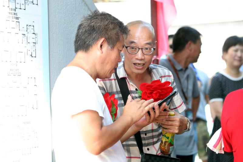 女人趴到床脱了内裤打光屁股