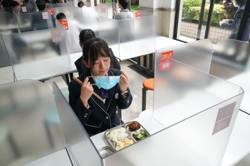 扒腿吃奶18禁  动漫