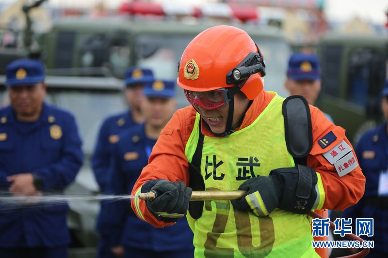摸奶