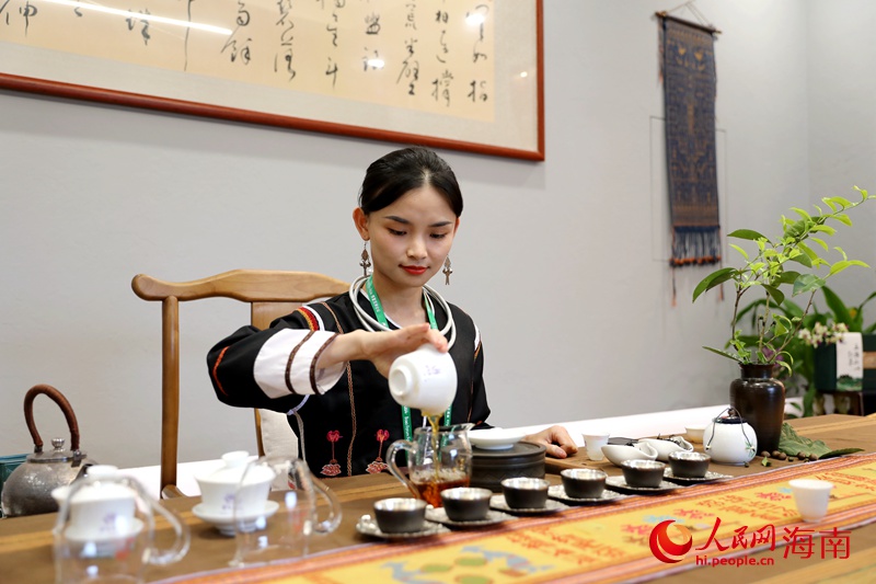 美女扒开尿口让男人捅