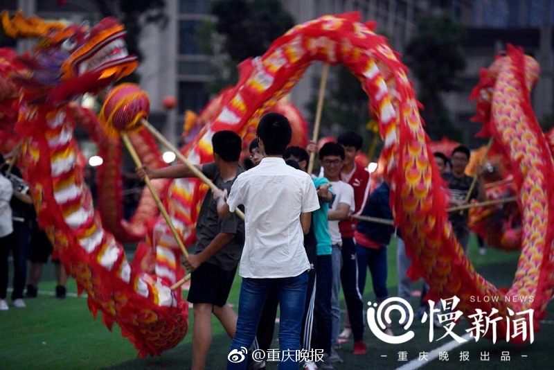 娇妻边打电话边被躁BD在