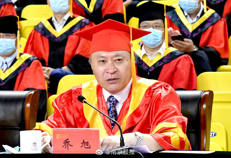 下载成年人看黄色三级片免费