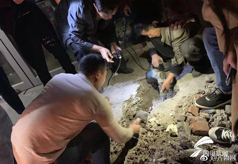 女生扒开尿口让男生桶
