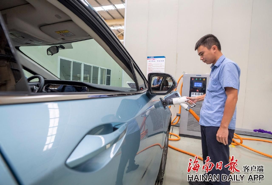 裸体艾莲被 吸乳羞羞A片动漫