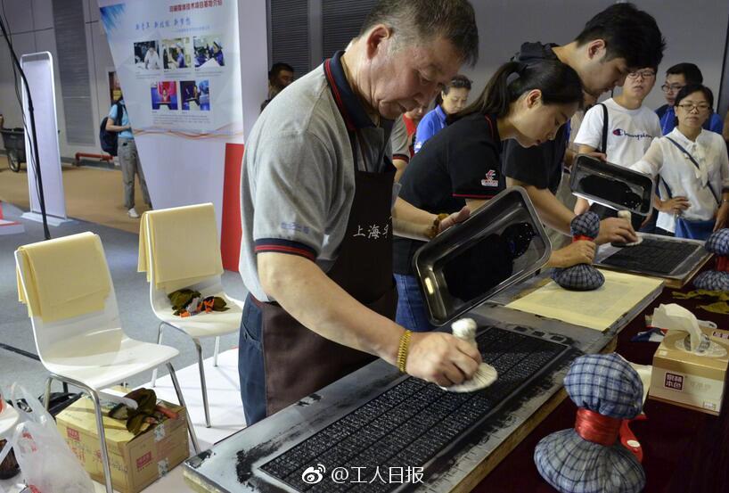疯狂?憋尿自拍失禁网站