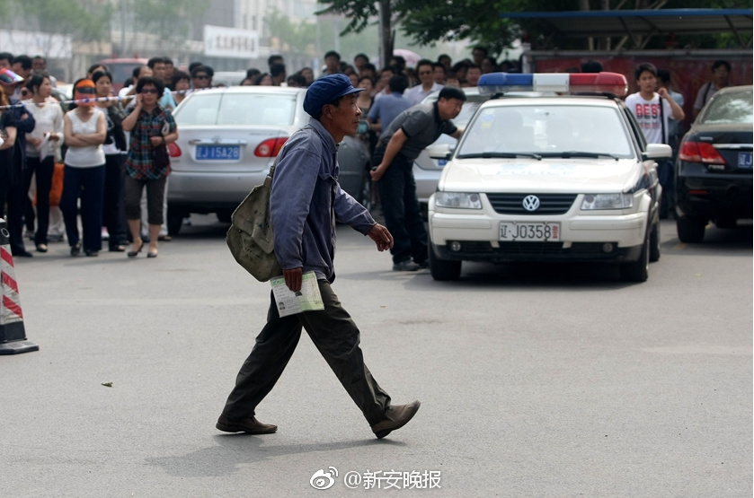 被多男摁住灌浓精电机性器
