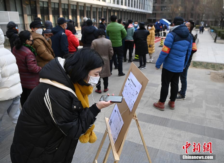 被宿友集体扒开腿调教