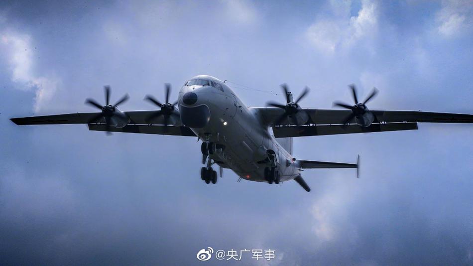游泳教练在水里含我奶