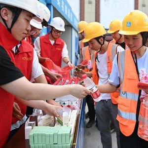 美女扒开胸露出奶头亲吻图片