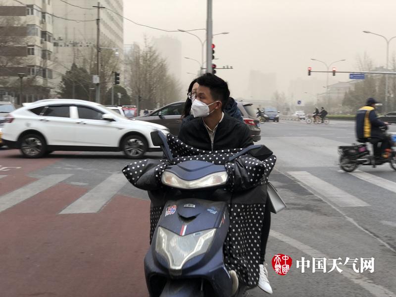 美女张开双腿让男人桶