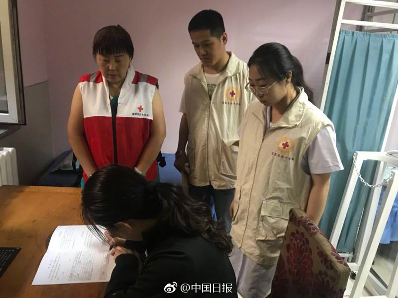 少婦裙底走光