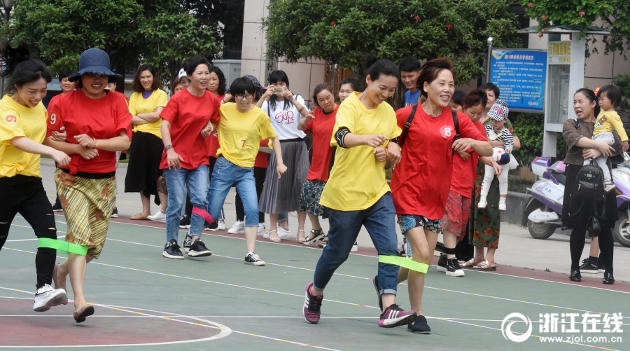 男Ji大巴进入女人的图片