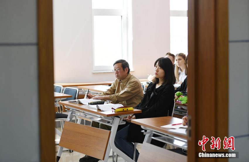 女班长乖乖掀起裙子被打屁股