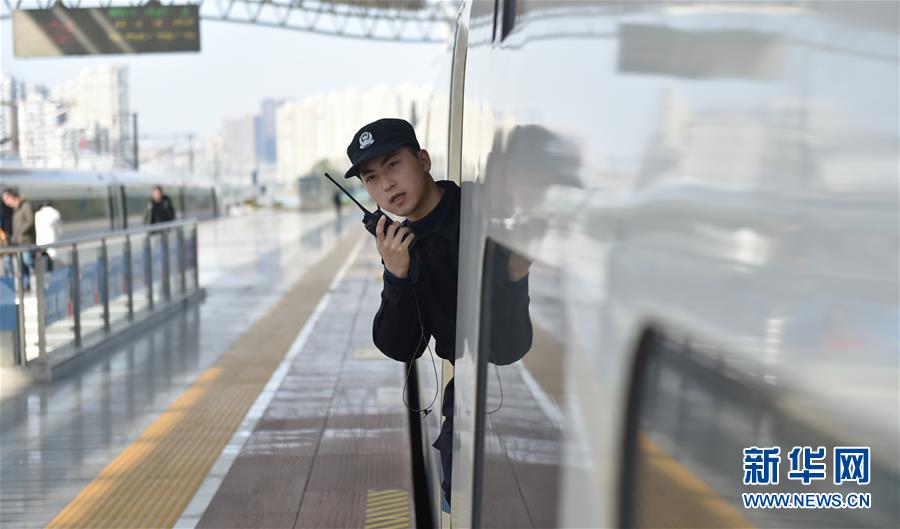 女人扒开腿让男人捅
