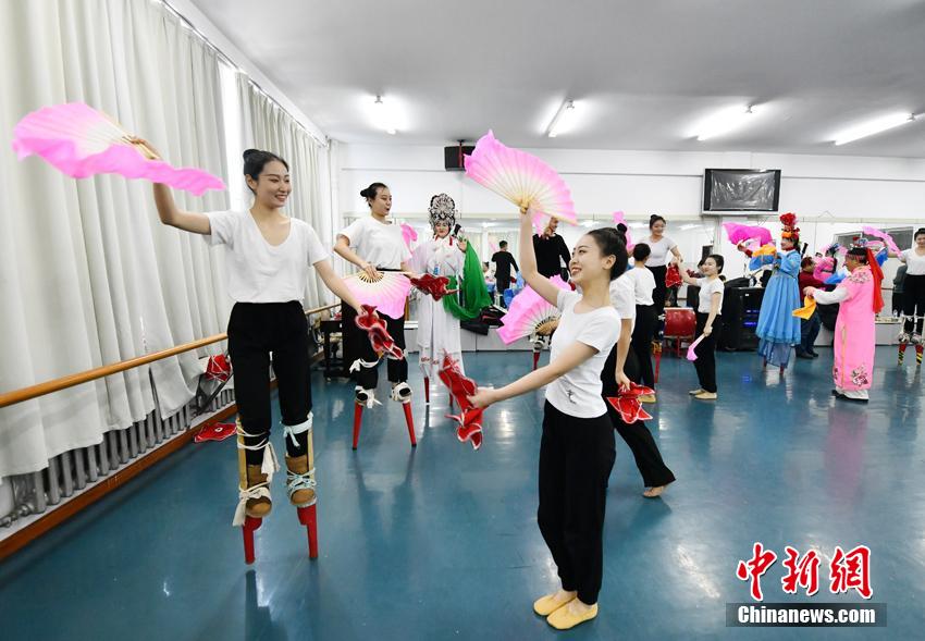 接吻伸进乳罩里捏奶