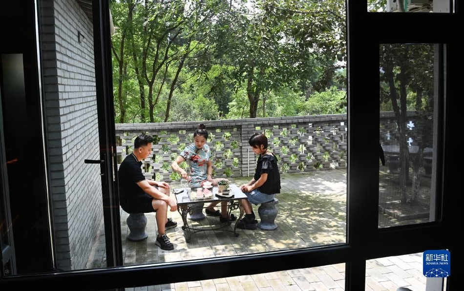 黄P网站：偷拍女生小便视频