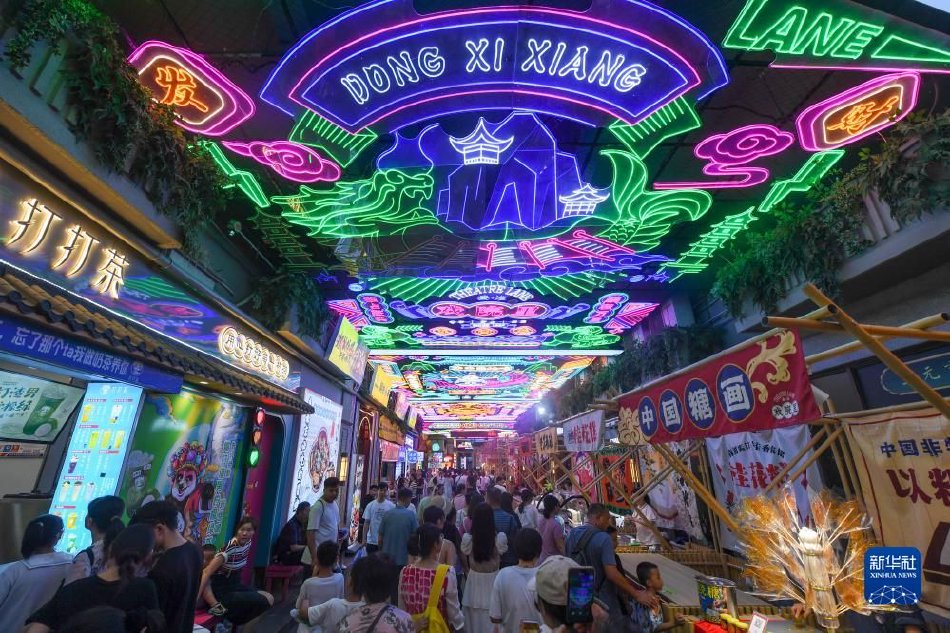 美女的隐私秘?撒尿偷拍