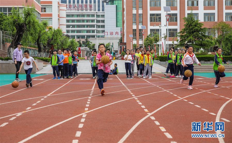 变成隐身人在学校做像素游戏