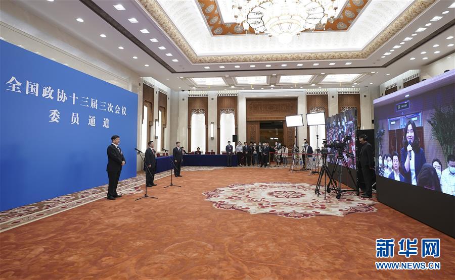 公翁吃胸 吮奶小玲