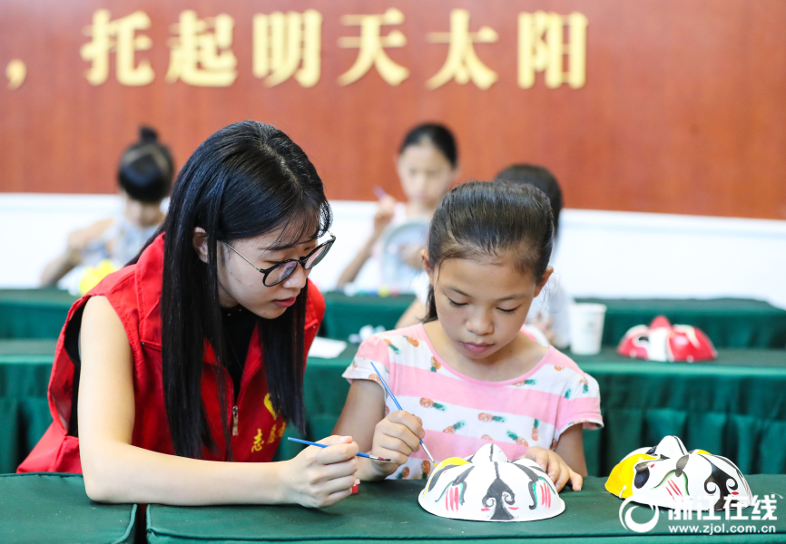 公翁吃胸 吮奶小玲