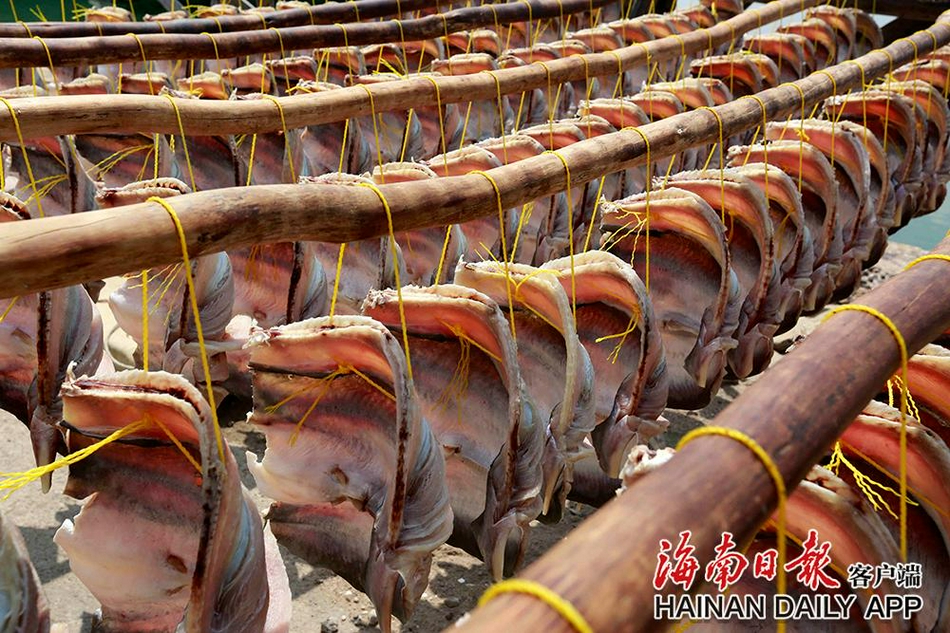 露脸白衣红裙人妻啪啪啪