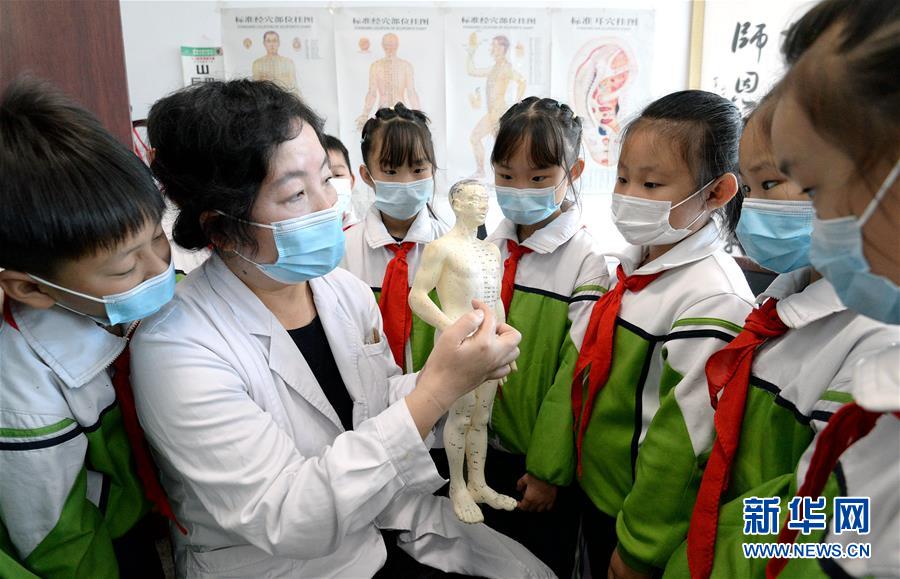 女人把秘 扒开给男人爽的美片
