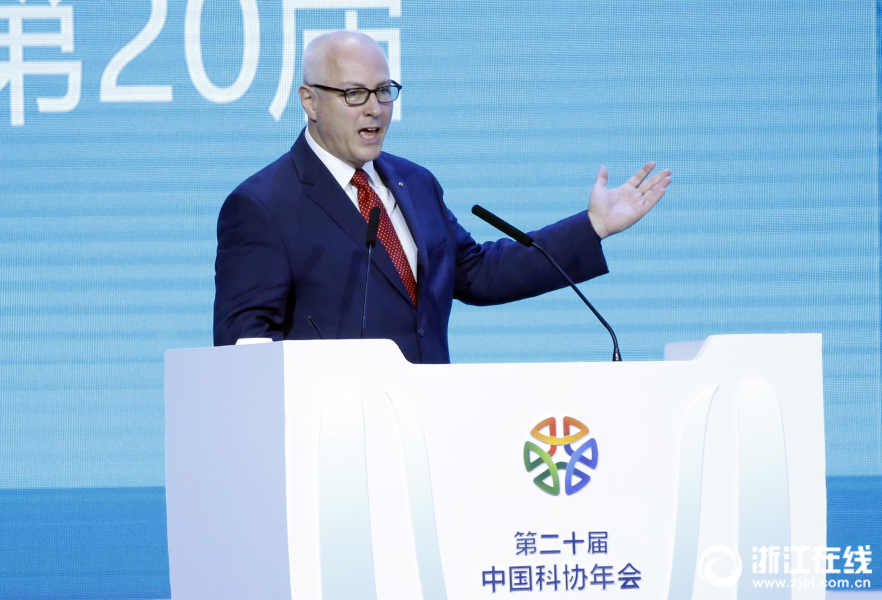 老板不让穿乳罩随时揉l