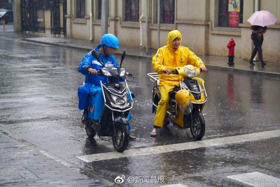 男人的 伸到 屁股看到的