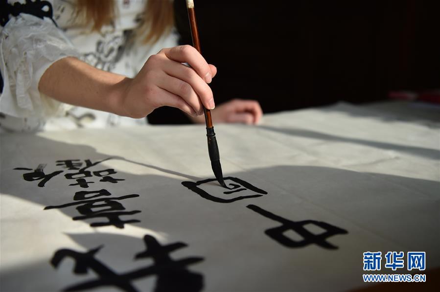 给岳M洗澡不小心进去了视频