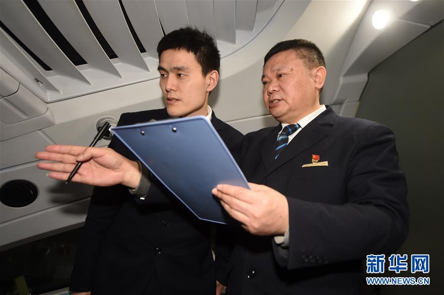 被学长抱进小树林c个爽动漫