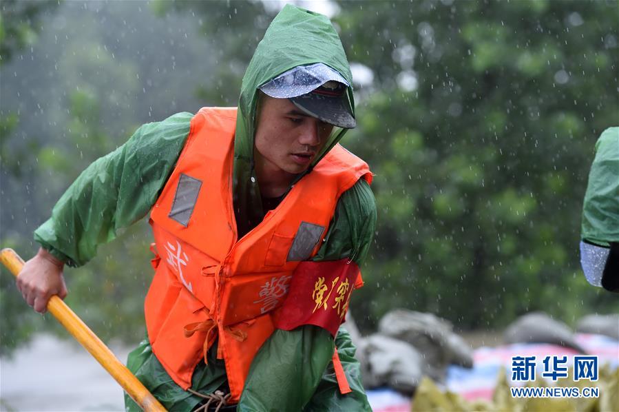 别揉我胸 啊 嗯公共场合呢