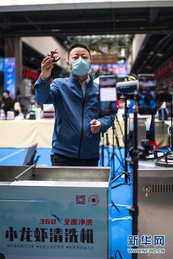 与亲女洗澡时伦了