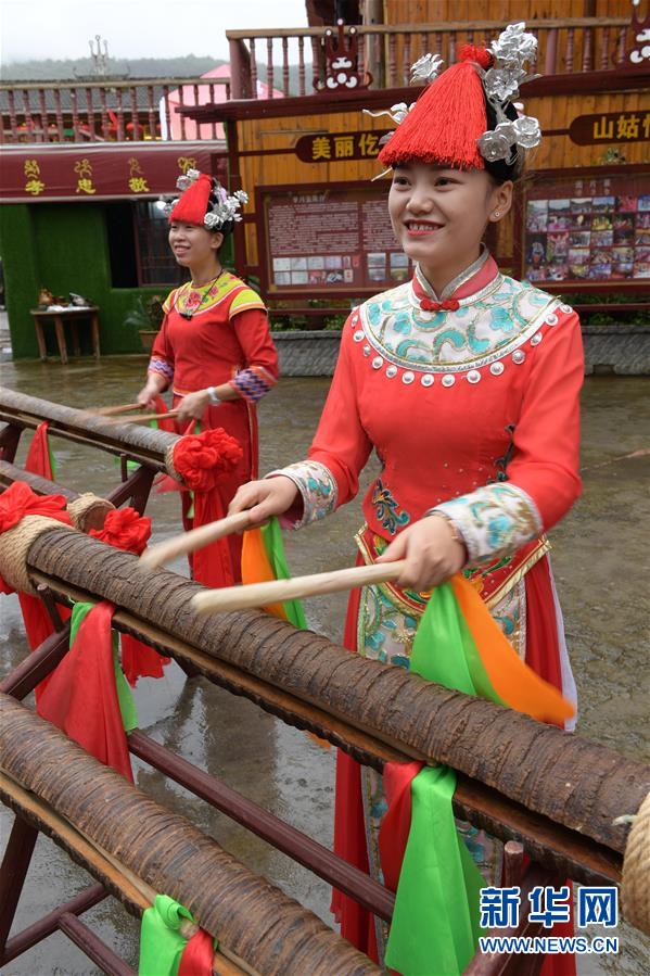 美女扒开内 给男人亲